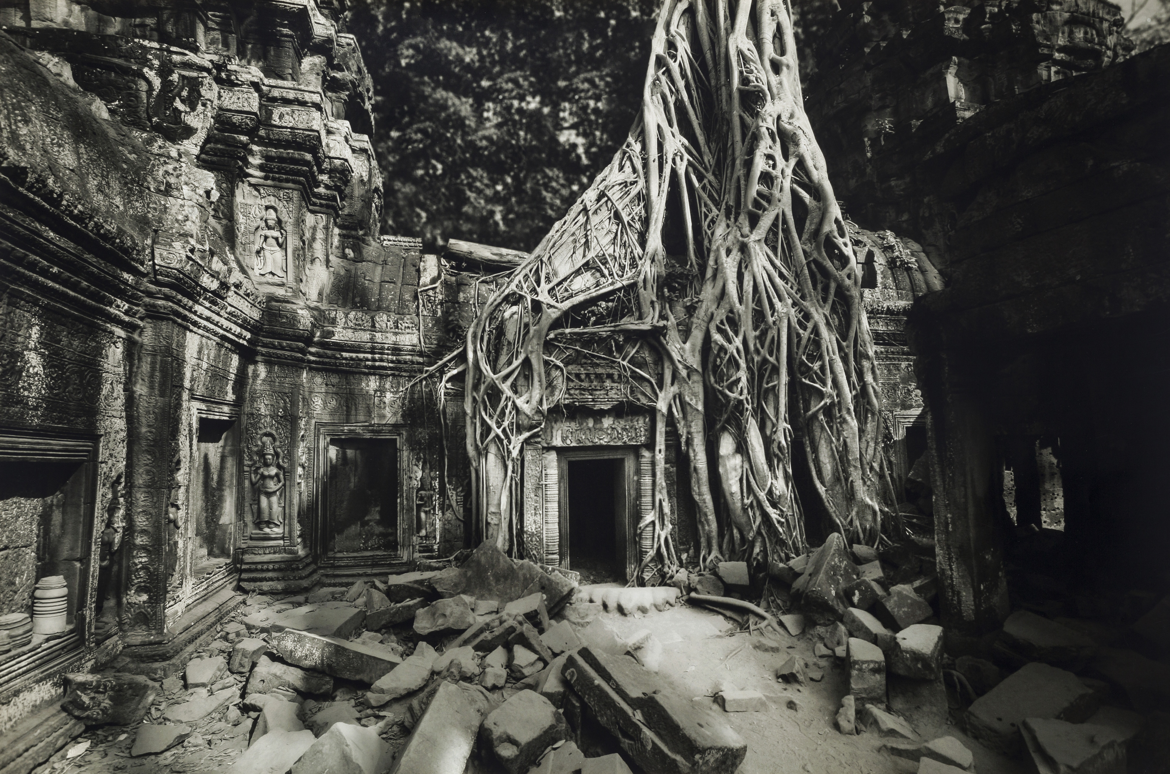 Dziedziniec - Świątynia Ta Prohm. Angkor – Moc mieszka w kamieniach i drzewach